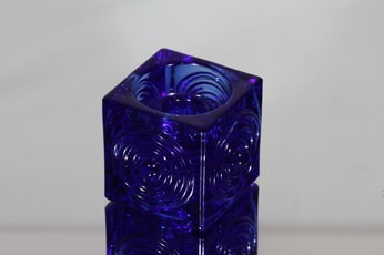 Riihimäen lasi Rengas kynttilänjalka, sininen, suunnittelija Tamara Aladin, pieni, massiivinen