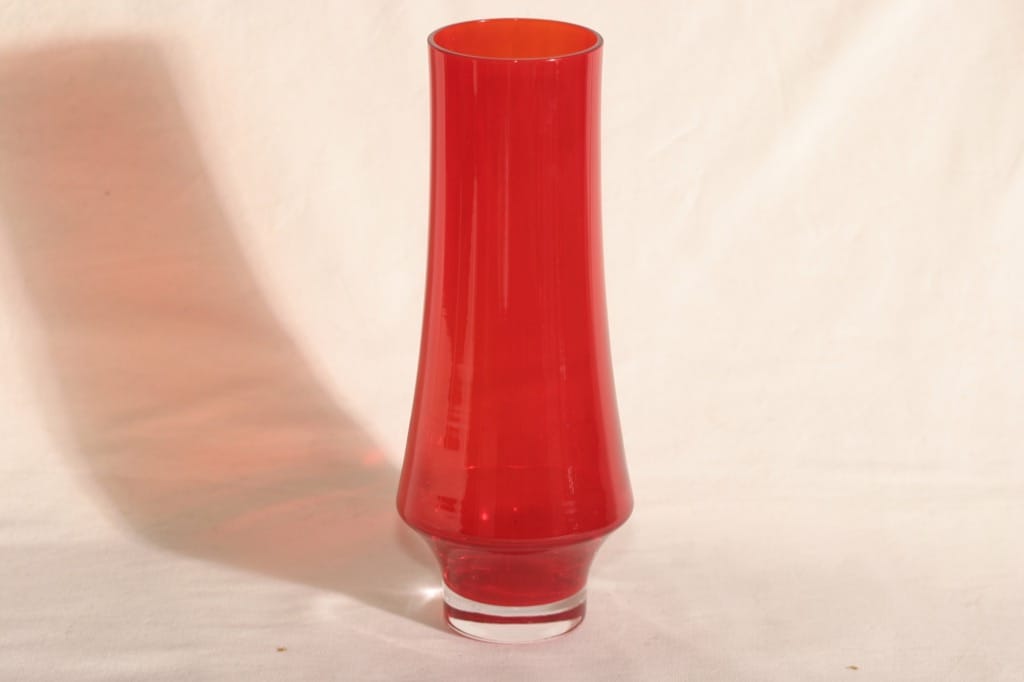 Riihimäen lasi 1374 lasimaljakko, punainen, suunnittelija Tamara Aladin,