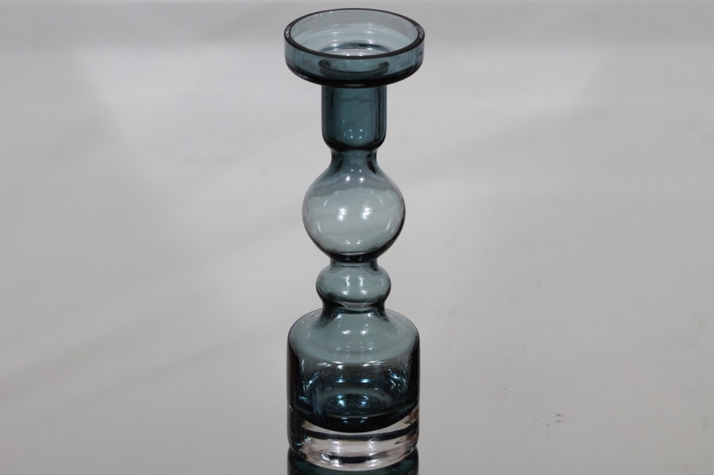 Riihimäen lasi Pompadour kynttilänjalka, siniharmaa, suunnittelija Nanny Still,