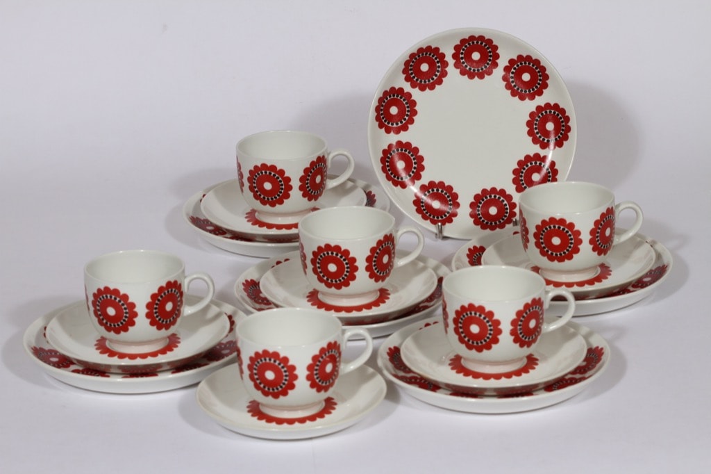 Arabia KM kahvikupit ja lautaset, 6 kpl, suunnittelija , serikuva, punainen, retro