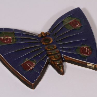 Arabia seinälaatta, perhonen, suunnittelija Taisto Kaasinen, perhonen, käsinmaalattu, signeerattu