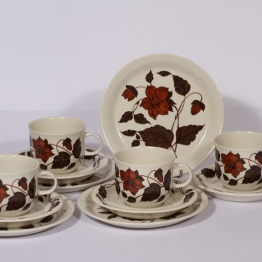 Arabia Tea for Two teekupit ja lautaset, ruskea, 4 kpl, suunnittelija Gunvor Olin-Grönqvist, serikuva, kukka-aihe