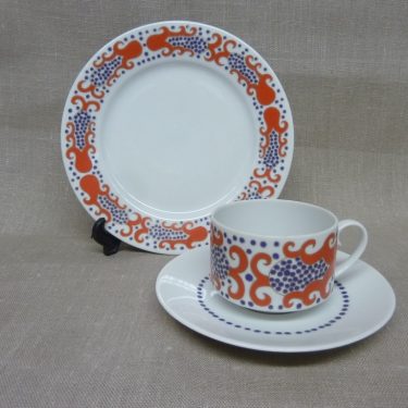 Arabia Esmeralda coffee cup, saucer and plate, red, Esteri Tomula