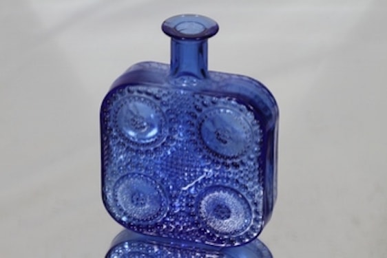 Riihimäen lasi Grapponia koristepullo, sininen, suunnittelija Nanny Still, signeerattu