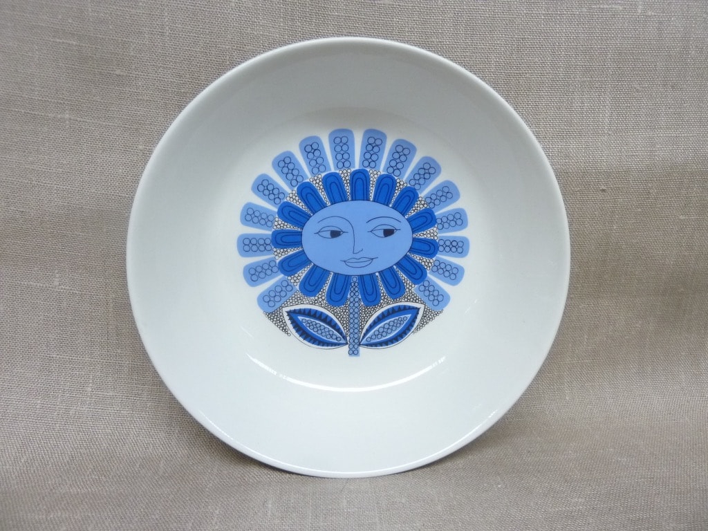 Arabia Daisy plate, blue, designer Esteri Tomula, deep