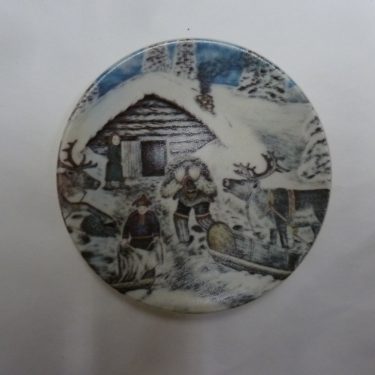 Arabia koristelautanen, Suurikokoinen Mies, suunnittelija Andreas Alariesto, Suurikokoinen Mies, pieni, Lappi-aihe, naivismi