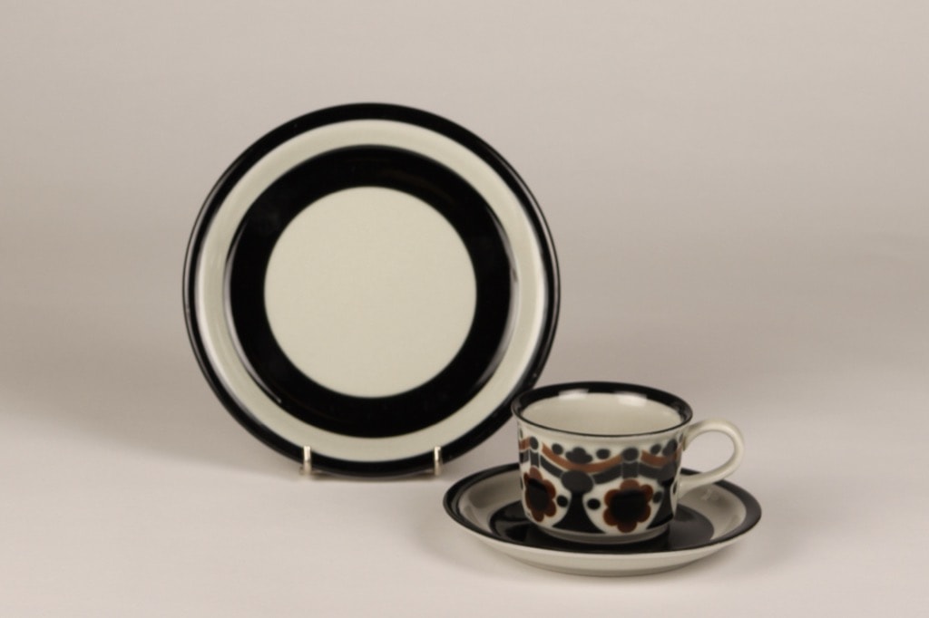 Arabia Riikka kahvikupit, musta-ruskea, suunnittelija Anja Jaatinen-Winqvist,