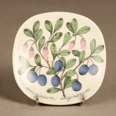 Arabia Botanica wall plate Bog whortleberry designer Esteri Tomula