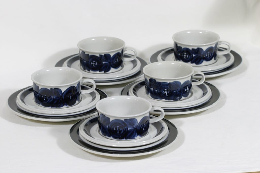 Arabia Anemone teekupit, käsinmaalattu, 5 kpl, suunnittelija Ulla Procope, käsinmaalattu, signeerattu