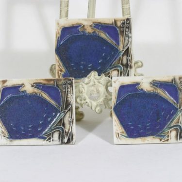 Arabia seinälaatat, 3 kpl, suunnittelija Maj-Britt Heilimo, käsinmaalattu