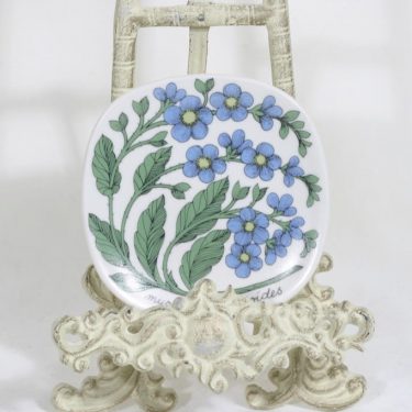 Arabia Botanica decorative plate, Luhtalemmikki, designer Esteri Tomula, silk screening