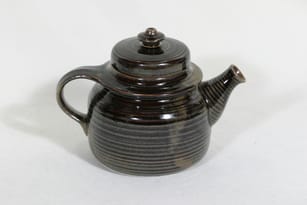 Arabia Mahonki teepannu, ruskea, suunnittelija Ulla Procope, pieni
