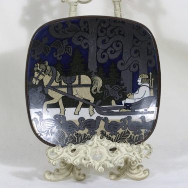 Arabia Kalevala vuosilautanen, 1984, suunnittelija Raija Uosikkinen, 1984, Kalevala-aihe