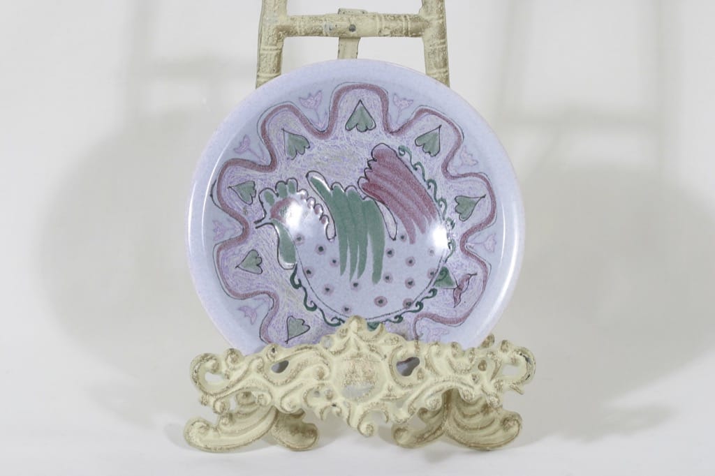 Arabia koristelautanen, käsinmaalattu, suunnittelija Liisa Hallamaa, käsinmaalattu, pieni, raaputettu, signeerattu
