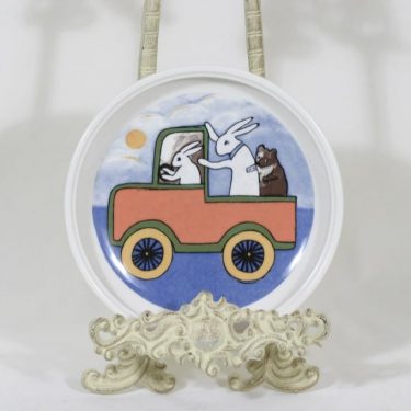 Arabia lasten lautanen, Matkalla maailmalle, suunnittelija Heljä Liukko-Sundström, Matkalla maailmalle, serikuva