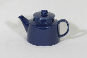 Arabia Kilta teekannu, sininen, suunnittelija Kaj Franck,