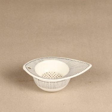 Arabia teesiivilä, mustavalkoinen, suunnittelija Esteri Tomula,