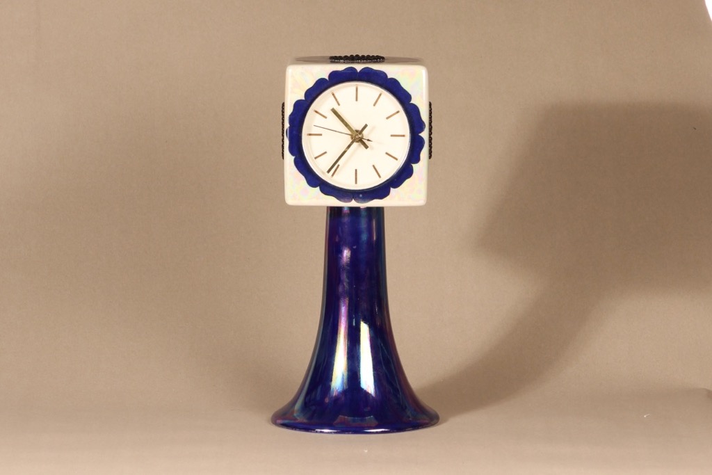 Arabia kello, käsinmaalattu, suunnittelija Birger Kaipiainen,