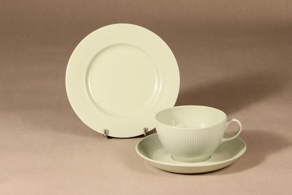 Arabia Sointu teekuppi ja lautaset, vaaleanvihreä, suunnittelija Kaj Franck,
