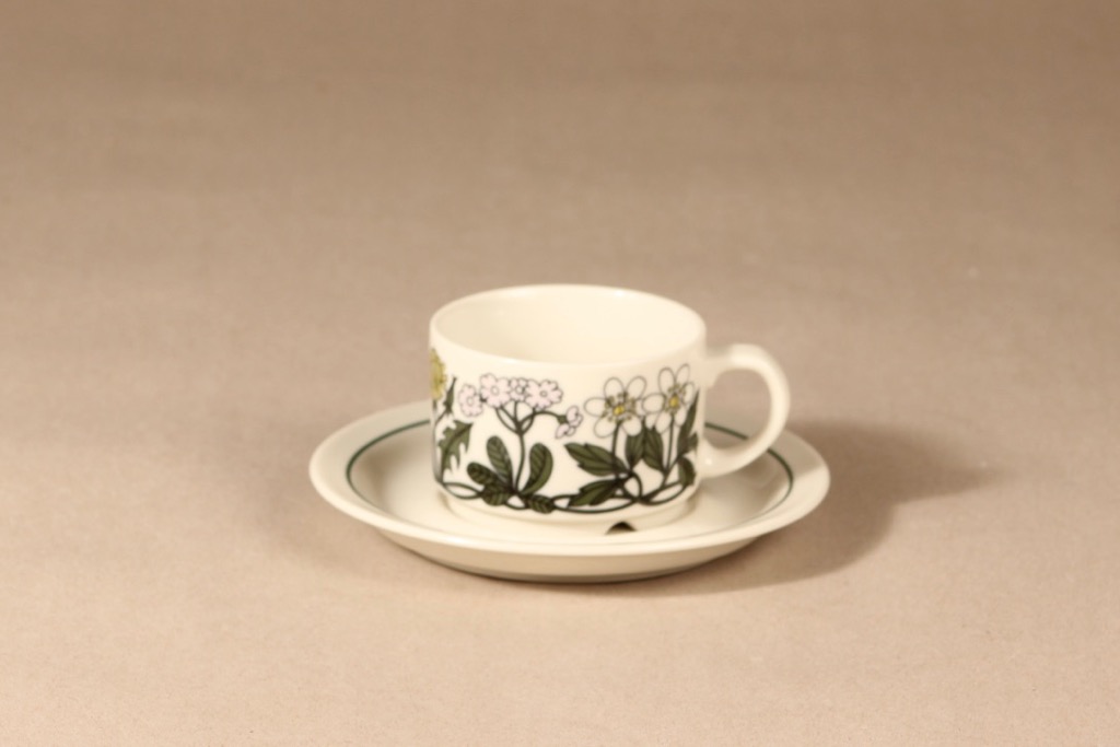 Arabia Flora kahvikuppi, suunnittelija Esteri Tomula, serikuva, kukka-aihe