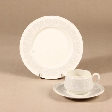 Arabia Pitsi kahvikuppi ja lautaset, 3 osaa, suunnittelija Raija Uosikkinen, 3 osaa, serikuva