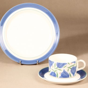 Arabia Balladi teekuppi ja lautaset, sininen, suunnittelija Heikki Orvola, kukkakoriste