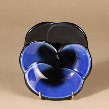 Arabia Viola koristelaatta, sininen, musta, suunnittelija Birger Kaipiainen,