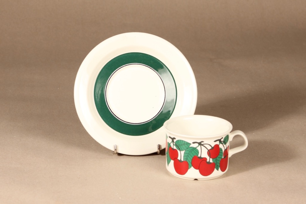 Arabia Kirsikka teekuppi, punainen, vihreä, suunnittelija Inkeri Seppälä, serikuva kuva 2
