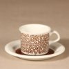 Arabia Faenza kukka kahvikuppi ja lautaset, ruskea, suunnittelija Inkeri Seppälä, serikuva, kukka kuva 2