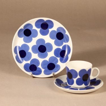 Arabia Aurinko kahvikuppi ja lautaset, sininen, suunnittelija Esteri Tomula, serikuva, kukka