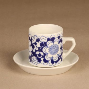 Arabia Gardenia kahvikuppi, sininen, suunnittelija Esteri Tomula, serikuva, kukka-aihe