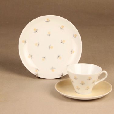 Arabia Monica kahvikuppi ja lautaset,, suunnittelija Esteri Tomula, , Kuppi 5.5*3.3-8.1 cm, asetin halkaisija 13.3 cm, pullalautasen 15.2 cm