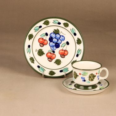 Arabia Palermo kahvikuppi ja lautaset, käsinmaalattu, suunnittelija Dorrit von Fieandt, käsinmaalattu, signeerattu
