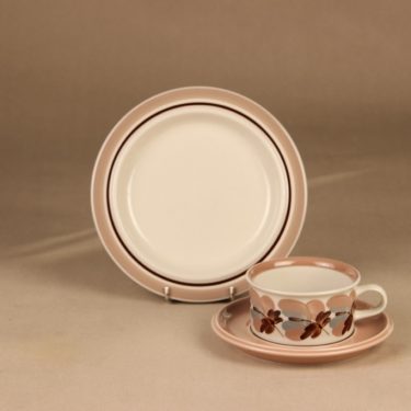Arabia Koralli teekuppi ja lautaset, vaaleanpunainen, suunnittelija Raija Uosikkinen,