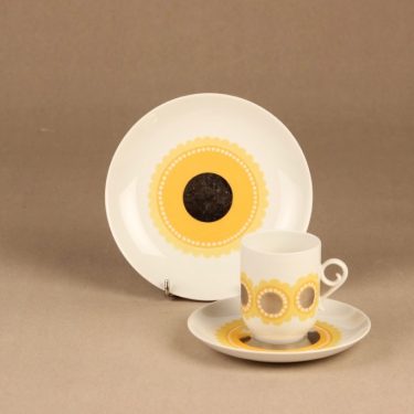 Arabia Tanja kahvikuppi ja lautaset, keltainen, suunnittelija Esteri Tomula, serikuva