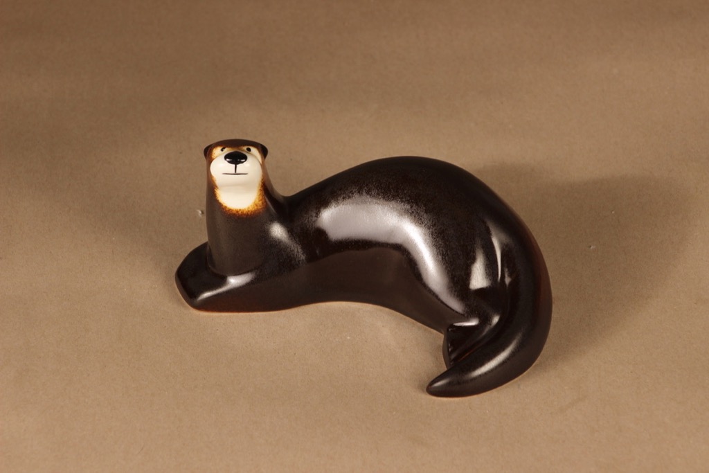 Arabia Saukko figuuri, makaava, suunnittelija Lillemor Mannerheim-Klingspor, makaava, WWF, saukko