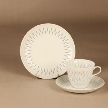 Arabia riisiposliini kahvikuppi ja lautaset, valkoinen, suunnittelija Friedl Holzer-Kjellberg, massasigneerattu