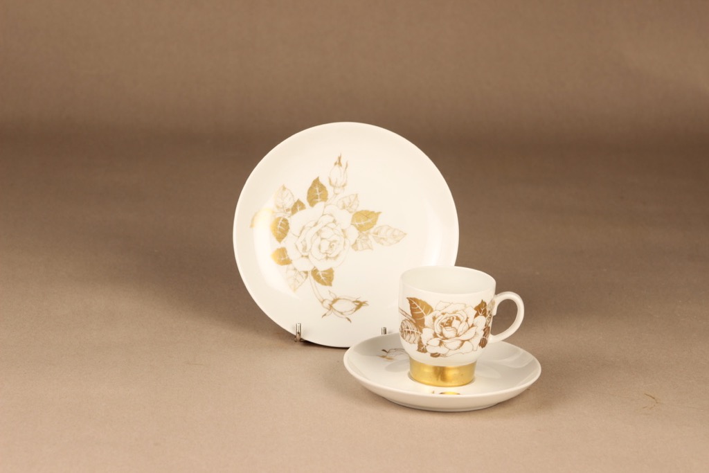 Arabia Kultaruusu kahvikuppi ja lautaset, kulta, suunnittelija Raija Uosikkinen, kukka