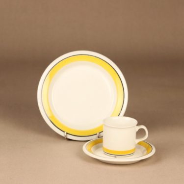 Arabia Faenza Raita kahvikuppi ja lautaset, keltainen, suunnittelija Inkeri Seppälä, raita