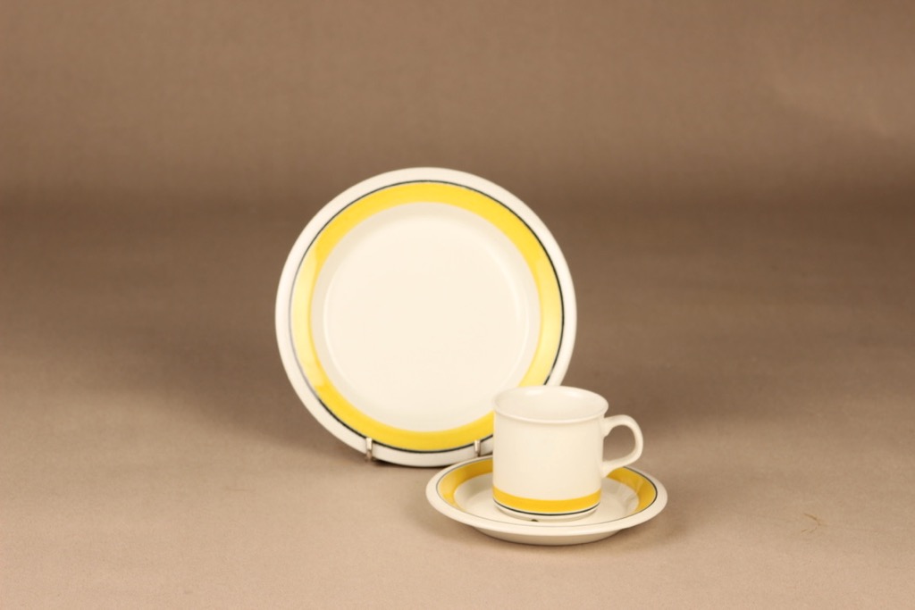 Arabia Faenza Raita kahvikuppi ja lautaset, keltainen, suunnittelija Inkeri Seppälä, raita