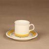 Arabia Faenza Raita kahvikuppi ja lautaset, keltainen, suunnittelija Inkeri Seppälä, raita kuva 2
