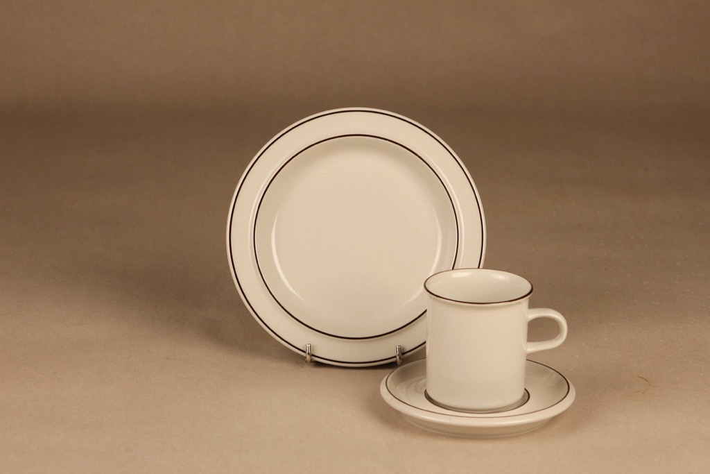 Arabia Fennica kahvikuppi ja lautaset, valkoinen, ruskea, suunnittelija Richard Lindh, raitakoriste