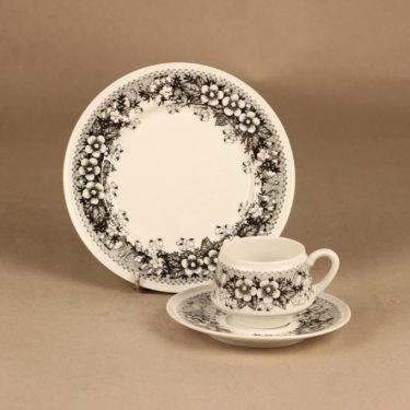 Arabia Talvikki kahvikuppi ja lautaset(2), mustavalkoinen, suunnittelija Raija Uosikkinen, serikuva