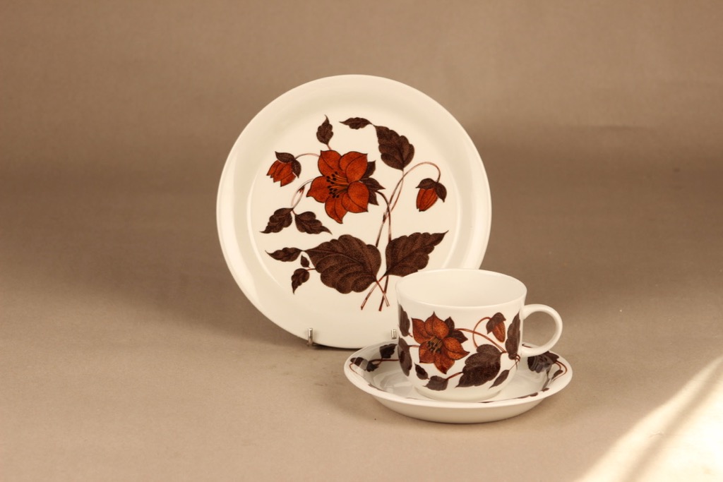 Arabia Tea for Two teekuppi ja lautaset(2), ruskea, suunnittelija Gunvor Olin-Grönqvist, kukka