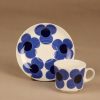 Arabia Aurinko kahvikuppi ja lautaset(2), sininen, suunnittelija Esteri Tomula, kukka, serikuva kuva 3