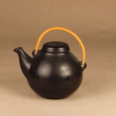 Arabia GA 3 tea pot with rattan designer Ulla Procope