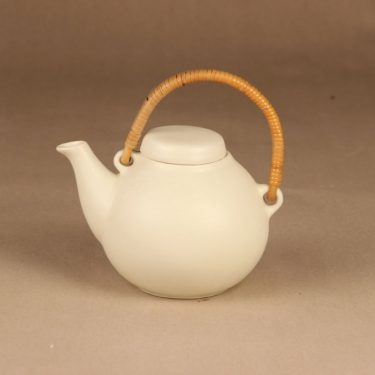 Arabia GA 1 tea pot with rattan designer Ulla Procope