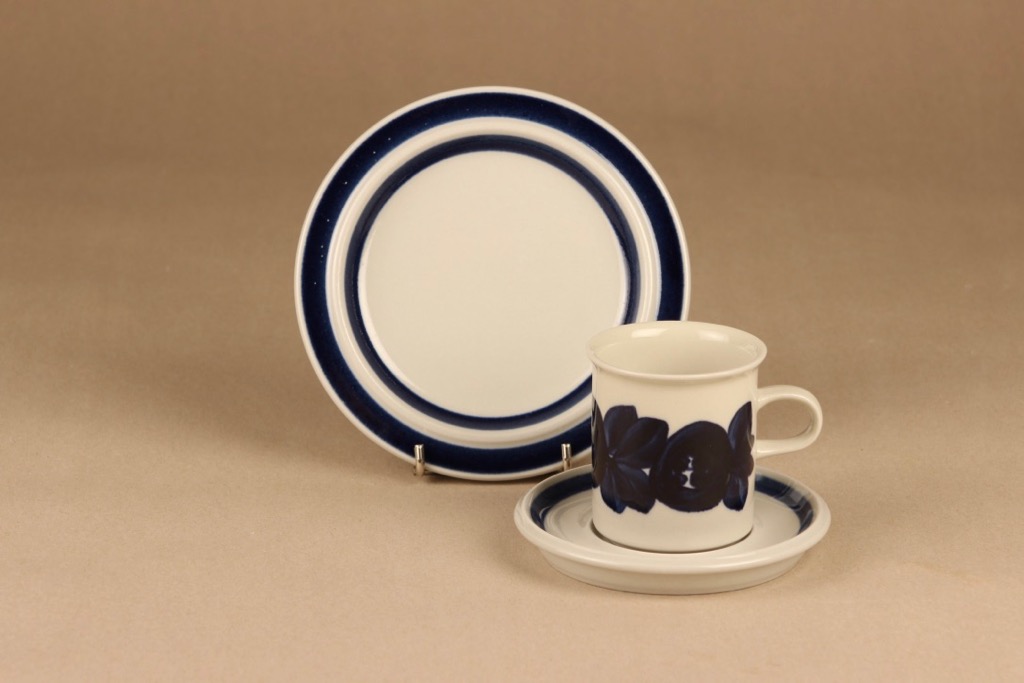 Arabia Anemone kahvikuppi ja lautaset, käsinmaalattu, suunnittelija Ulla Procope, käsinmaalattu