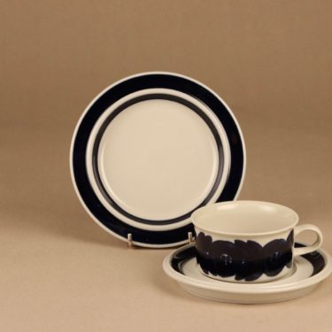 Arabia Anemone teekuppi ja lautaset, käsinmaalattu, suunnittelija Ulla Procope, käsinmaalattu