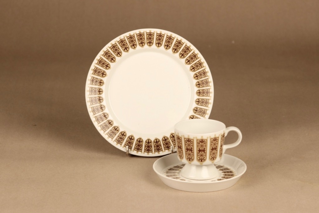 Arabia Rukinlapa kahvikuppi ja lautaset (2), ruskea, suunnittelija Raija Uosikkinen, kuva 1